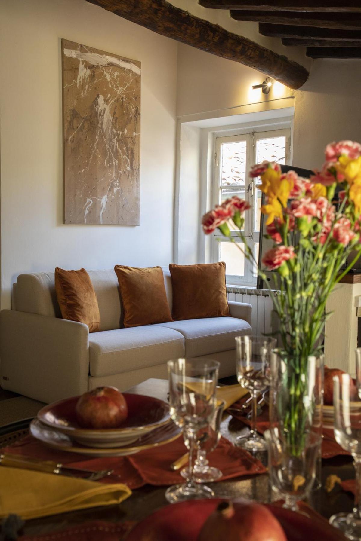 La Mansardina Beccheria 1 Double Bedroom, 1 Sofa Bed *